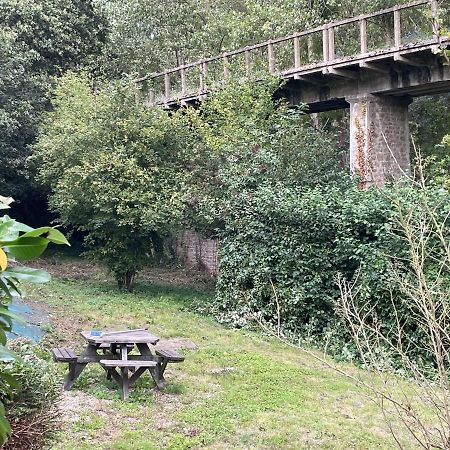Maison Du Viaduc Du Bout De La Ville Lescouet-Jugon Bagian luar foto